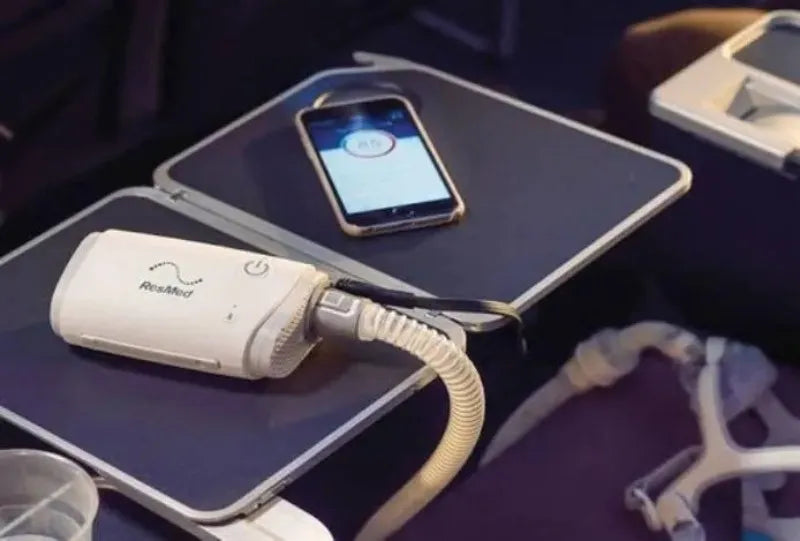 Uso del CPAP AirMini ResMed en el hogar – Demuestra cómo el CPAP AirMini ResMed mejora la calidad del sueño, eliminando ronquidos y manteniendo abiertas las vías respiratorias superiores.