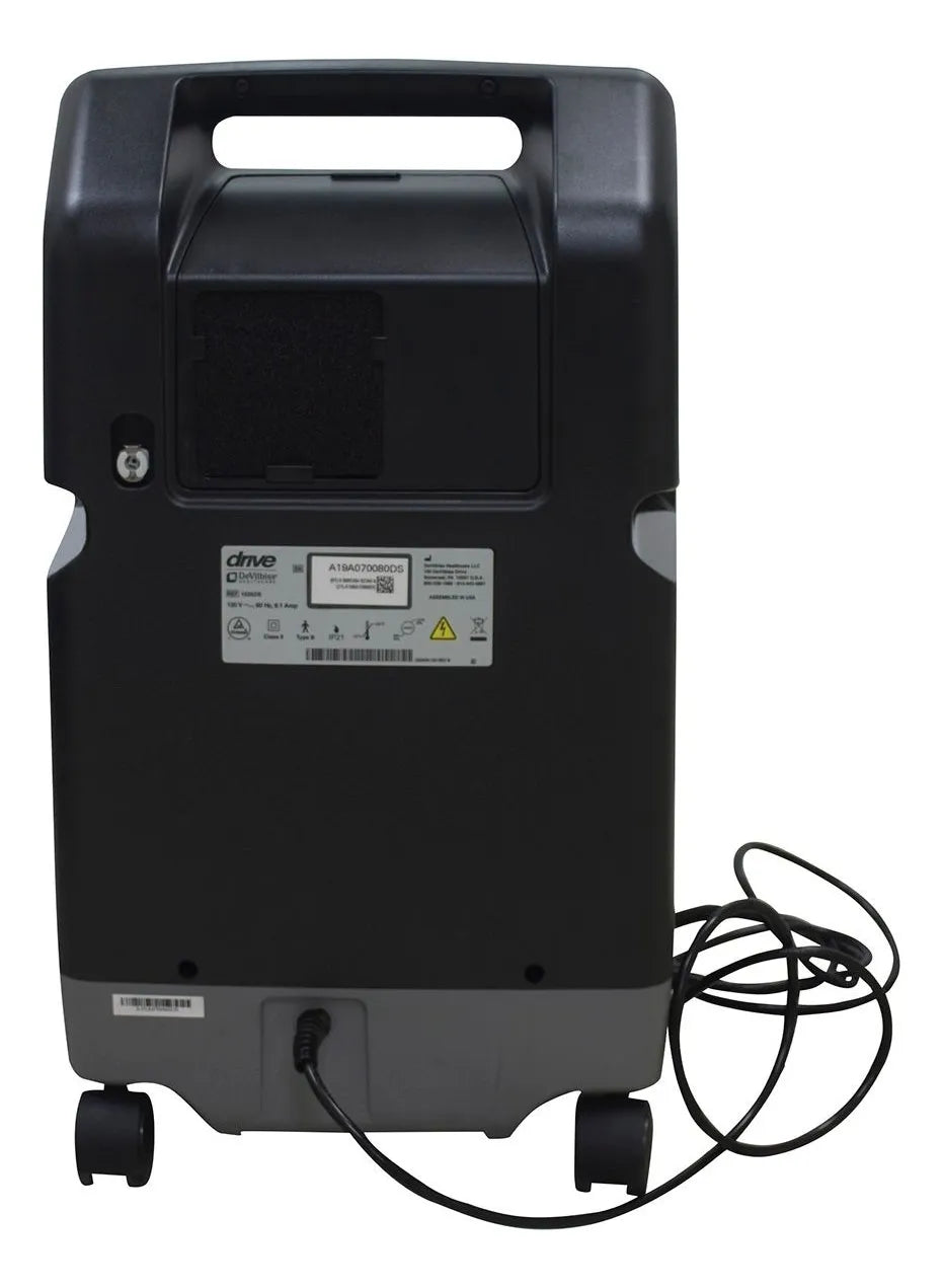 Detalle lateral del Concentrador de Oxígeno 10L DeVilbiss, diseñado para estabilidad y fácil transporte.