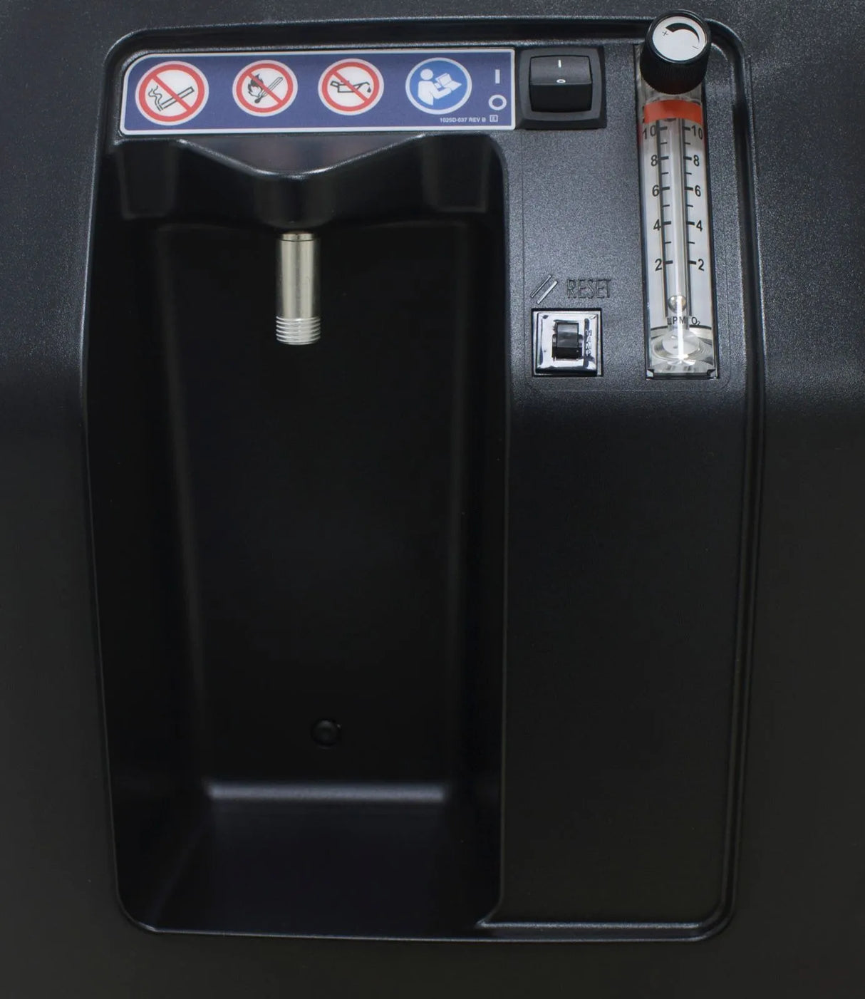 Vista trasera del Concentrador de Oxígeno 10L DeVilbiss mostrando rejilla de ventilación y entrada de alimentación eléctrica.