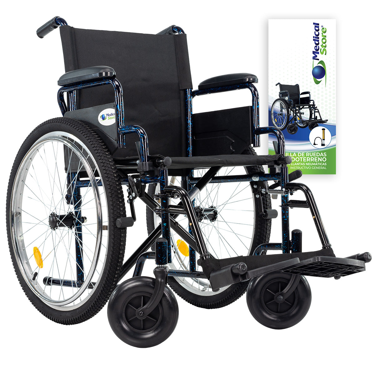 Silla de ruedas manual plegable con ruedas traseras neumáticas todoterreno que permiten desplazamiento cómodo y seguro para el usuario.