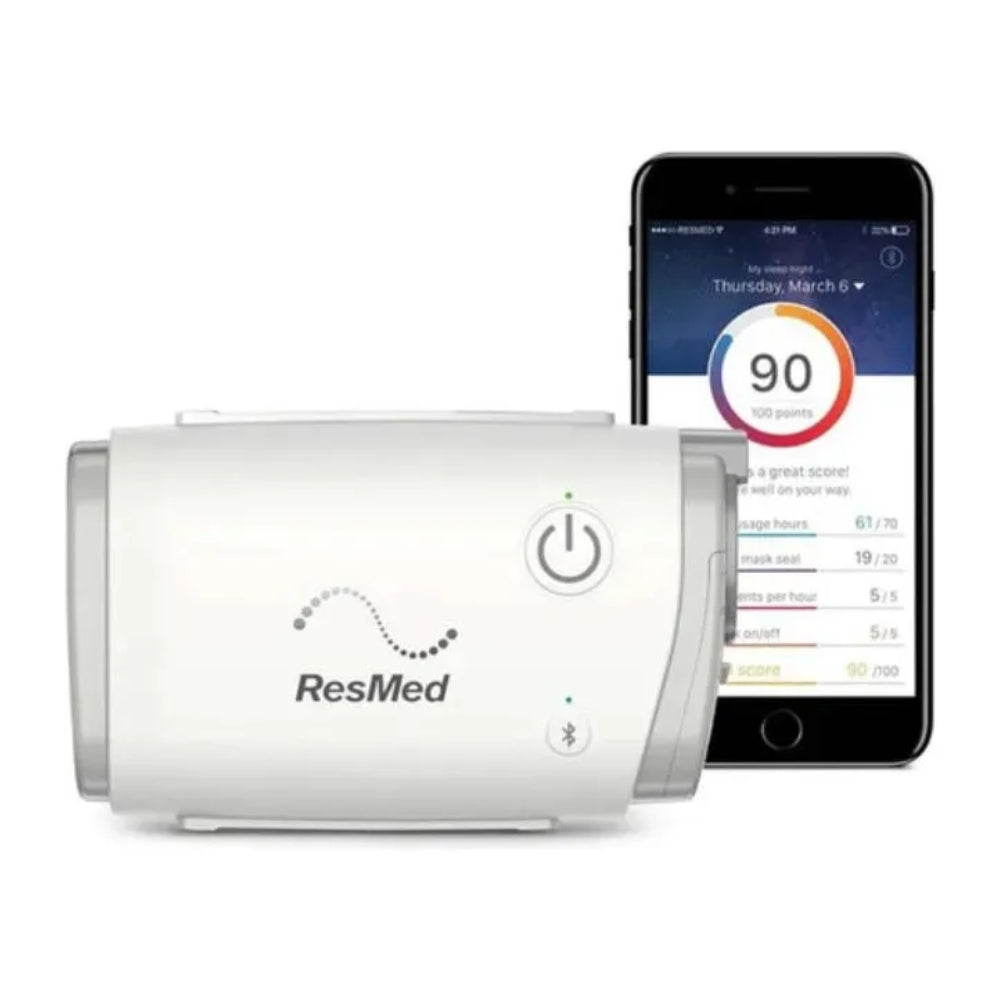 Imagen frontal del CPAP AirMini ResMed – Muestra el CPAP AirMini ResMed portátil, ideal para tratamiento de apnea del sueño con diseño compacto y silencioso.