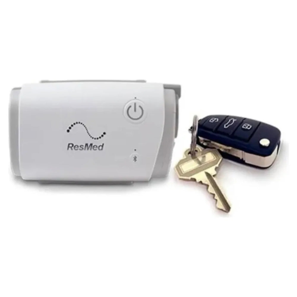 Vista lateral del CPAP AirMini ResMed – Resalta los modos de terapia automática AutoSet y la presión ajustable, ofreciendo comodidad y eficacia en el tratamiento de apnea.