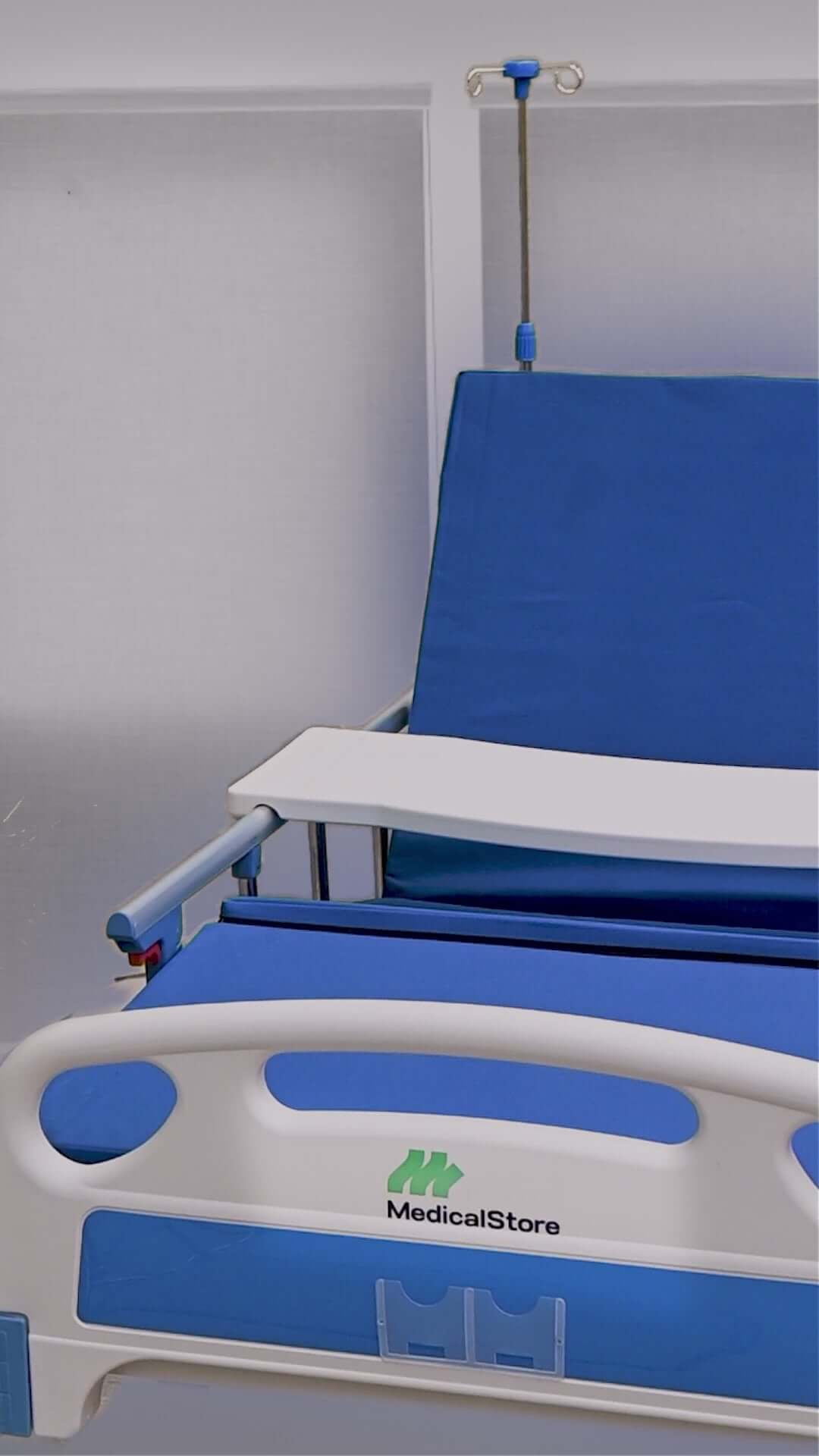 Cama Hospitalaria Eléctrica 2 Motores Con Altura Ajustable Y Posiciones Colchón Barandales Porta Suero Control Remoto Mesa